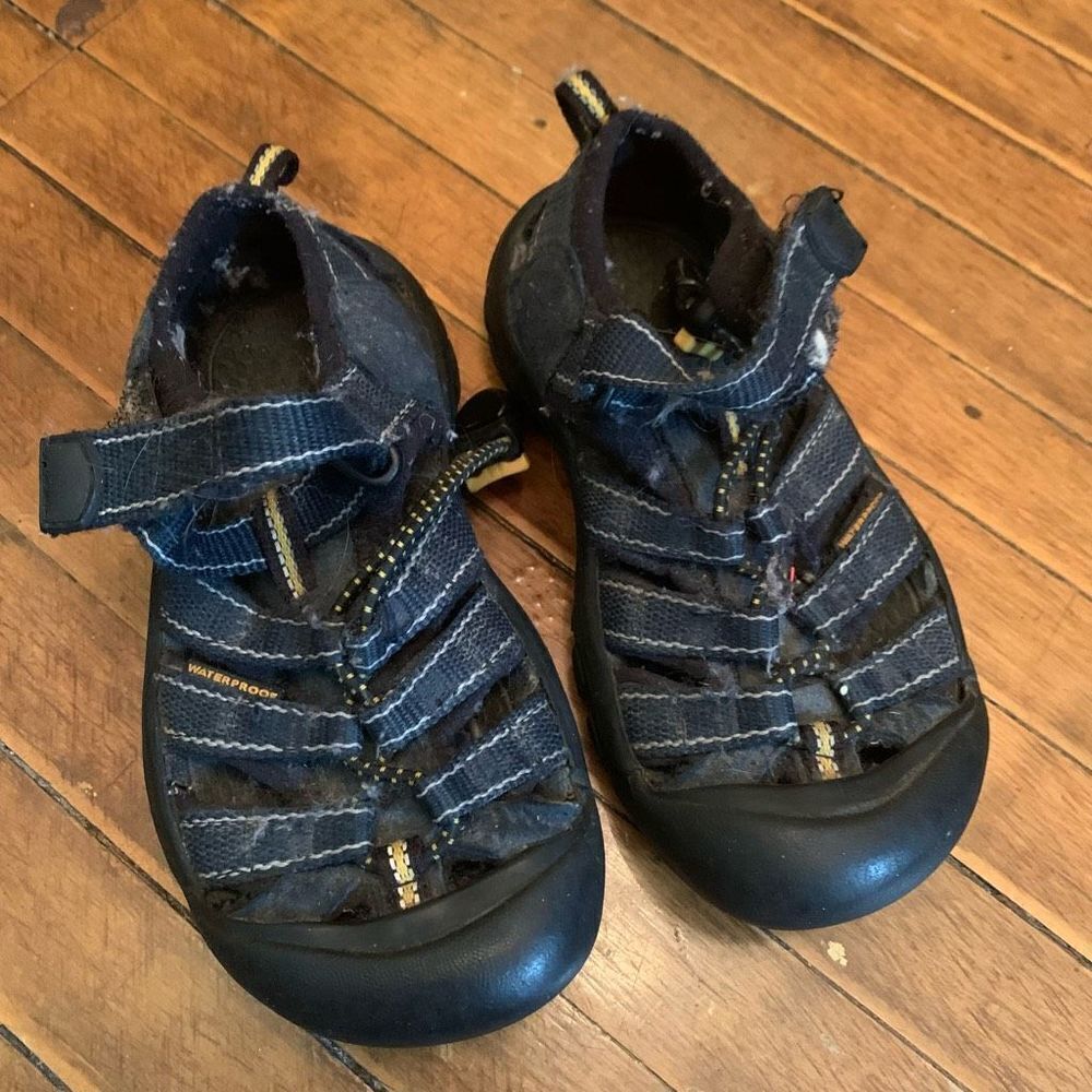 Keens blue youth arch support size 10 strappy hiking gorpcore sandals